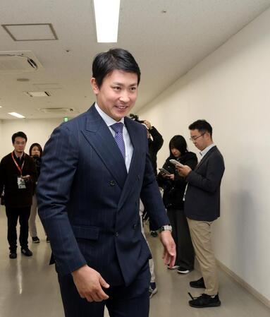 　契約更改交渉後、報道陣の質問に答え、部屋を出る堂林（撮影・市尻達拡）