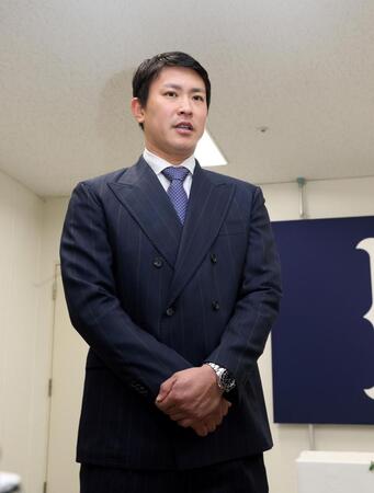 　契約更改交渉を終え、報道陣の質問に答える堂林（撮影・市尻達拡）