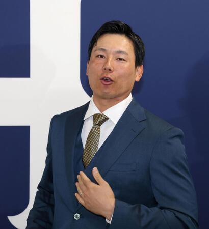 　表面が金色を基調としたネクタイを着用し、会見に臨む栗林（撮影・市尻達拡）