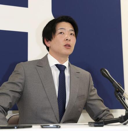 　契約更改交渉後、会見に臨む大瀬良（撮影・市尻達拡）