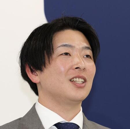 　契約更改交渉後、会見に臨む大瀬良（撮影・市尻達拡）