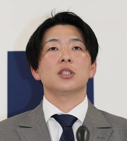 　契約更改交渉後、会見に臨む大瀬良（撮影・市尻達拡）