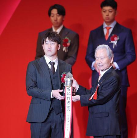 広島・小園「実感がわきました」首位打者＆最高出塁率の２冠獲得「またここに来られるように」ＮＰＢアワード出席