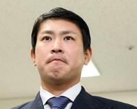 　険しい表情で会見する堂林（撮影・市尻達拡）