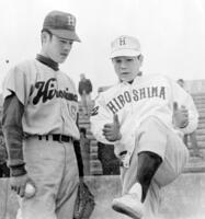 　安仁屋（左）を指導する長谷川コーチ＝１９６４年