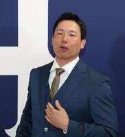 　表面が金色を基調としたネクタイを着用し、会見に臨む栗林（撮影・市尻達拡）