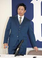 　契約更改交渉を終え、会見に臨む栗林（撮影・市尻達拡）