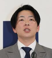 　契約更改交渉後、会見に臨む大瀬良（撮影・市尻達拡）
