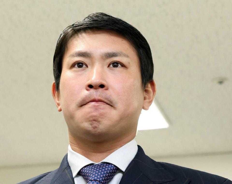 　険しい表情で会見する堂林（撮影・市尻達拡）