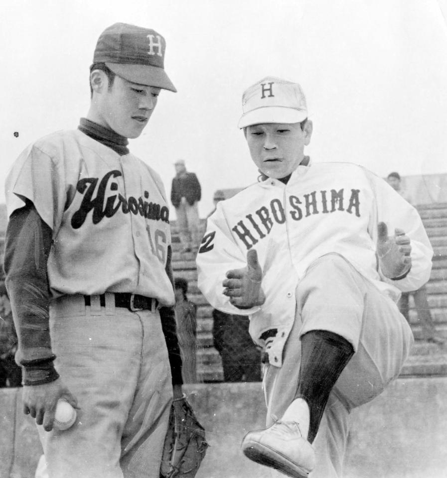 　安仁屋（左）を指導する長谷川コーチ＝１９６４年