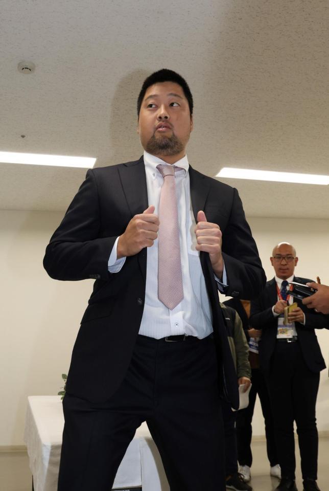 　契約更改交渉の会見を終え、会場を出る中崎（撮影・市尻達拡）