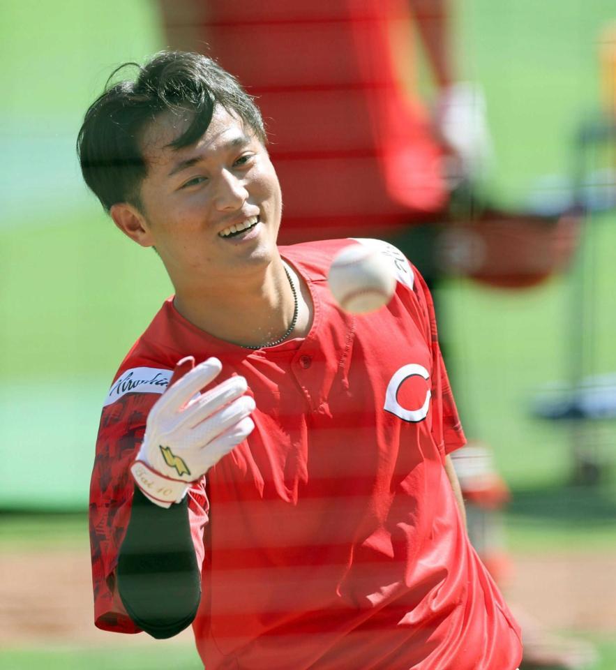 　結婚を発表した佐々木