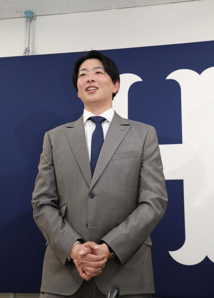 　契約更改交渉後、会見に臨む大瀬良（撮影・市尻達拡）