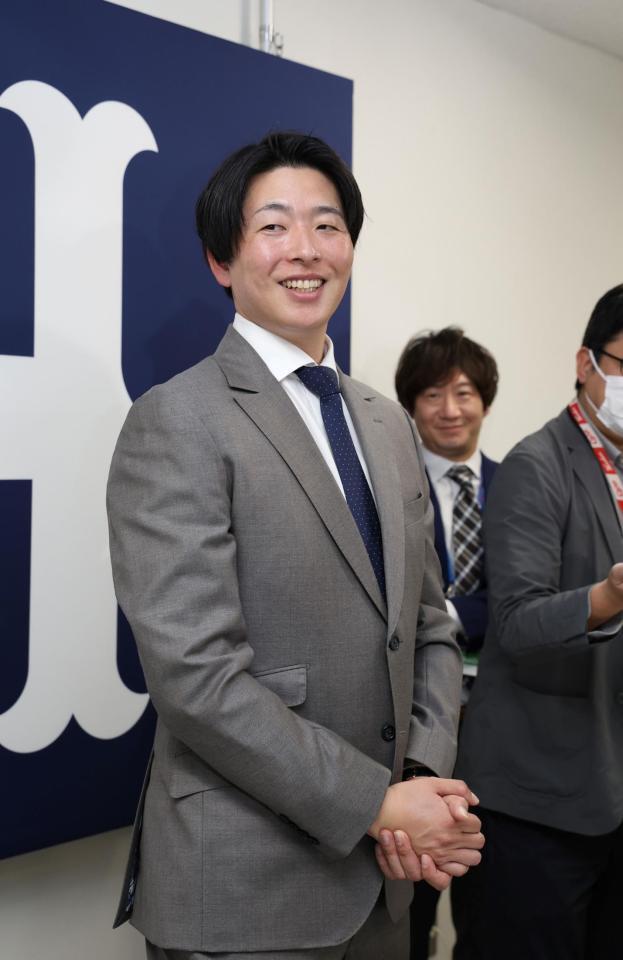 　契約更改交渉後、会見に臨む大瀬良（撮影・市尻達拡）