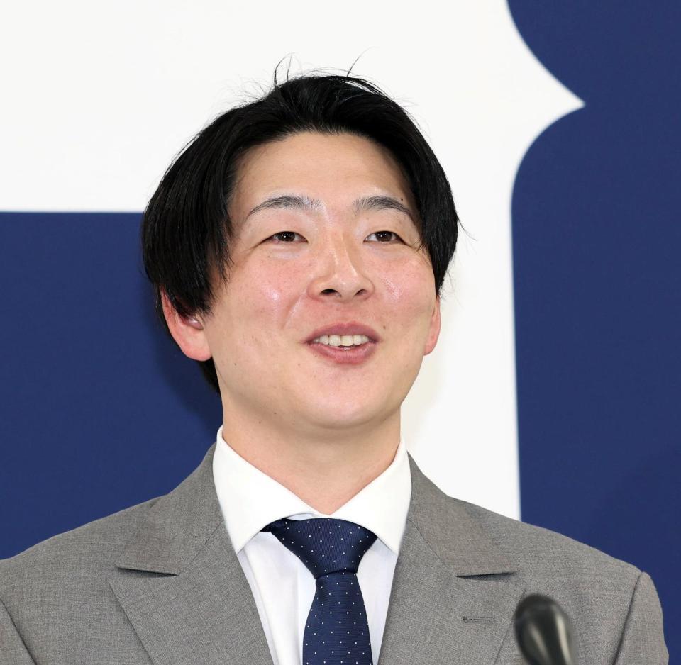 　契約更改交渉後、会見に臨む大瀬良（撮影・市尻達拡）