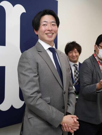 　契約更改を終え、会見に臨む大瀬良（撮影・市尻達拡）