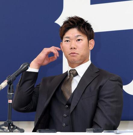 　契約更改交渉後、会見に臨む坂倉（撮影・市尻達拡）