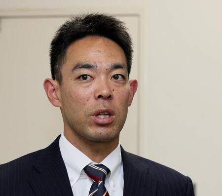 　契約更改交渉を終え、報道陣の質問に答える秋山（撮影・市尻達拡）