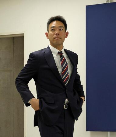 　契約更改交渉を終え、報道陣の質問に答える秋山（撮影・市尻達拡）