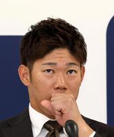 　契約更改交渉後、会見に臨む坂倉（撮影・市尻達拡）