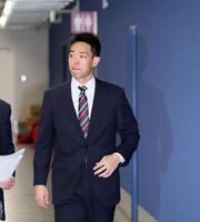 　契約更改交渉に臨む秋山（撮影・市尻達拡）