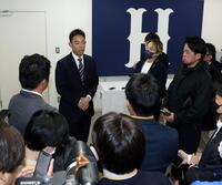 　契約更改交渉を終え、報道陣の質問に答える秋山（撮影・市尻達拡）