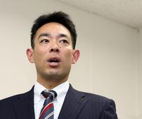 　契約更改交渉を終え、報道陣の質問に答える秋山（撮影・市尻達拡）