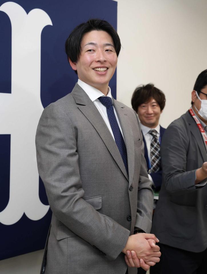 　契約更改を終え、会見に臨む大瀬良（撮影・市尻達拡）