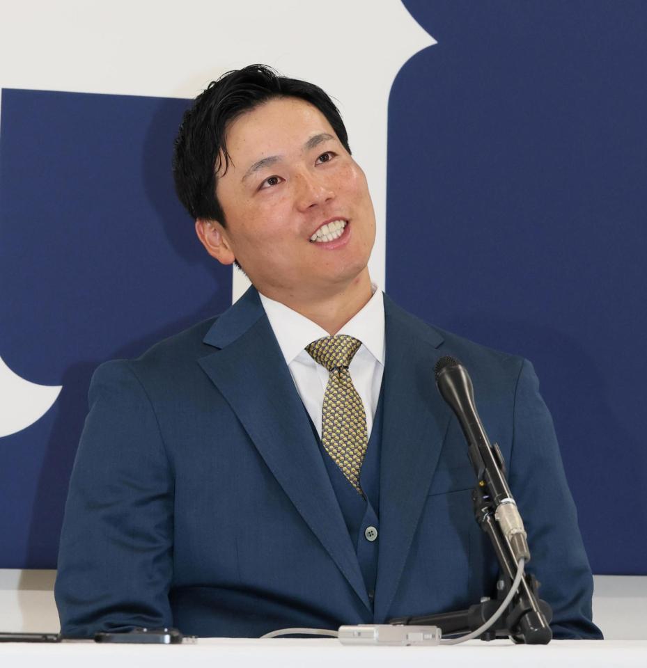 　契約更改交渉を終え、会見する栗林（撮影・市尻達拡）