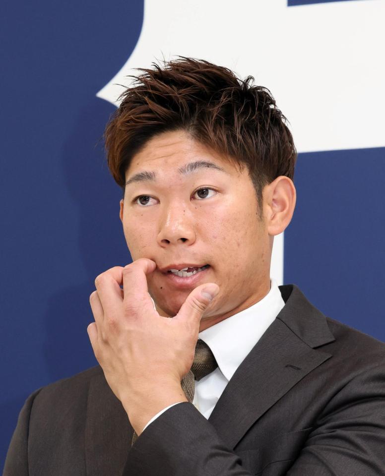 　契約更改交渉後、会見に臨む坂倉（撮影・市尻達拡）