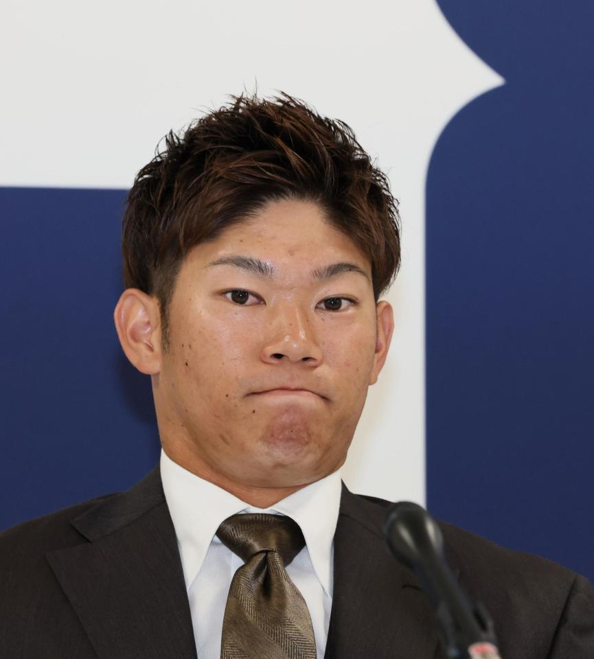 　契約更改交渉後、会見に臨む坂倉（撮影・市尻達拡）