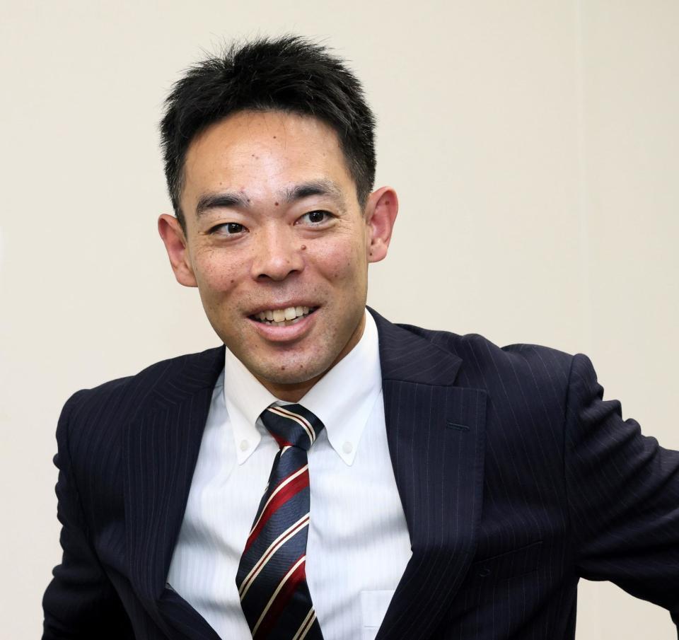 　契約更改交渉を終え、報道陣の質問に答える秋山（撮影・市尻達拡）