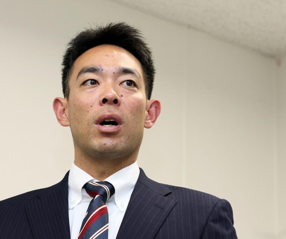 　契約更改交渉を終え、報道陣の質問に答える秋山（撮影・市尻達拡）