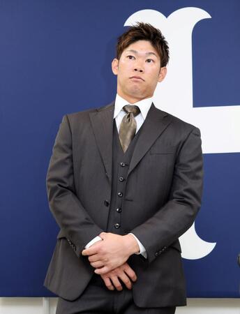 　契約更改交渉後、会見に臨む坂倉（撮影・市尻達拡）