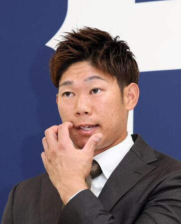 　契約更改交渉後、会見に臨む坂倉（撮影・市尻達拡）