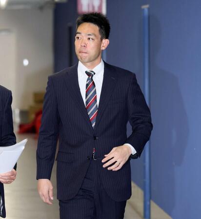 　契約更改交渉に臨む秋山（撮影・市尻達拡）