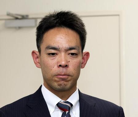 　契約更改交渉を終え、報道陣の質問に答える秋山（撮影・市尻達拡）