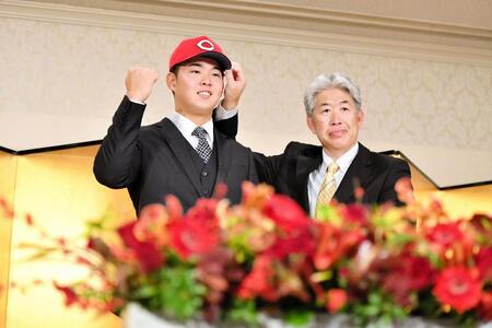 　会見に臨む平川。右は近藤スカウト（撮影・畠山賢大）