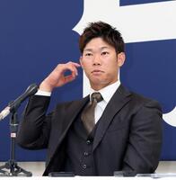 　契約更改交渉後、会見に臨む坂倉（撮影・市尻達拡）