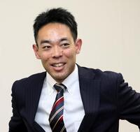 　契約更改交渉を終え、報道陣の質問に答える秋山（撮影・市尻達拡）