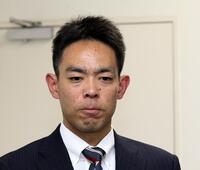 　契約更改交渉を終え、報道陣の質問に答える秋山（撮影・市尻達拡）