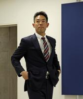 　契約更改交渉を終え、報道陣の質問に答える秋山（撮影・市尻達拡）