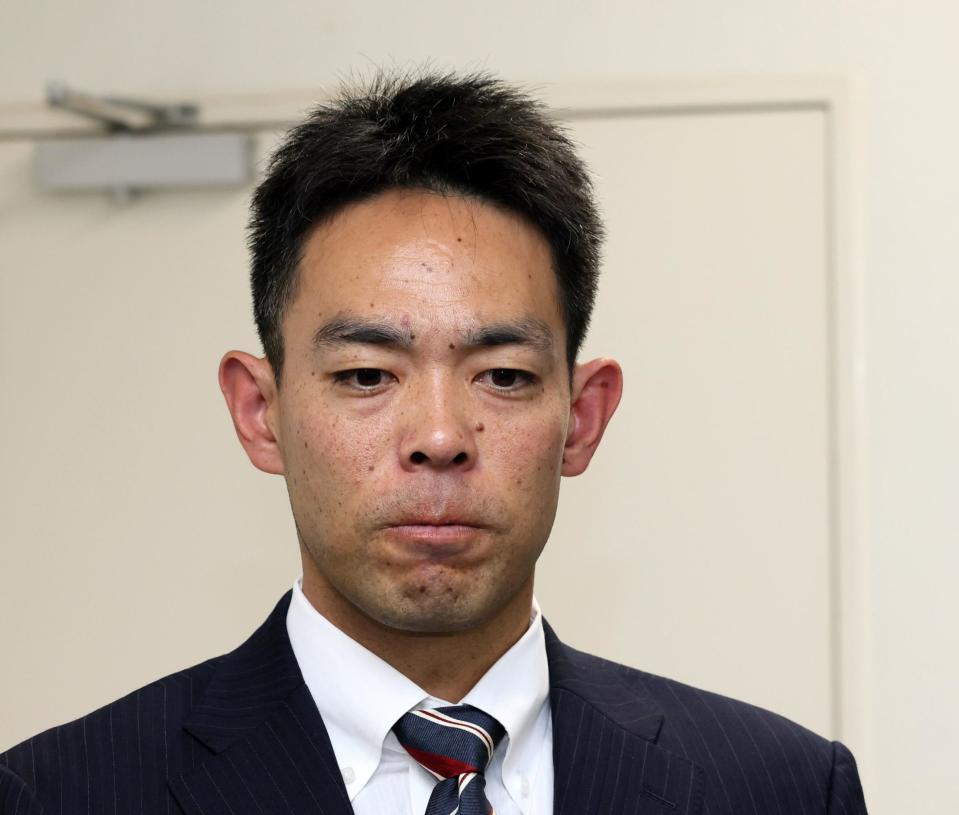 　契約更改交渉を終え、報道陣の質問に答える秋山（撮影・市尻達拡）