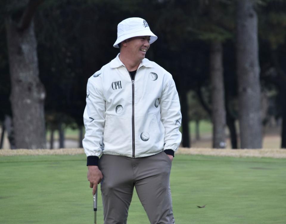 　選手会ゴルフに参加し、笑みを浮かべる中村健