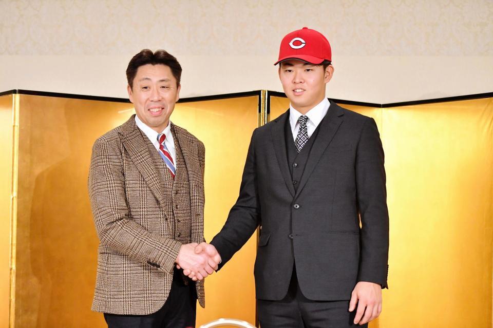 　平川（右）と父・敦さん（左）