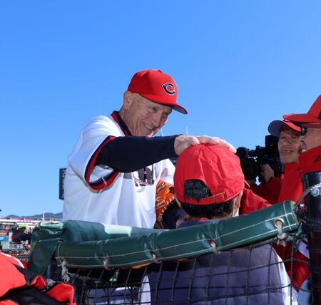 　サインをするゲイル・ホプキンス氏（撮影・市尻達拡）