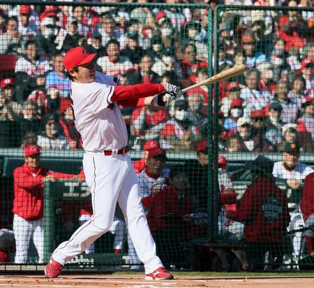 　ＨＲ＆ヒットチャレンジで、金本氏が見つめる中、柵越えを放つ新井監督（撮影・市尻達拡）