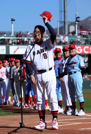 　試合前に、ファンにあいさつする山本浩二氏（撮影・市尻達拡）