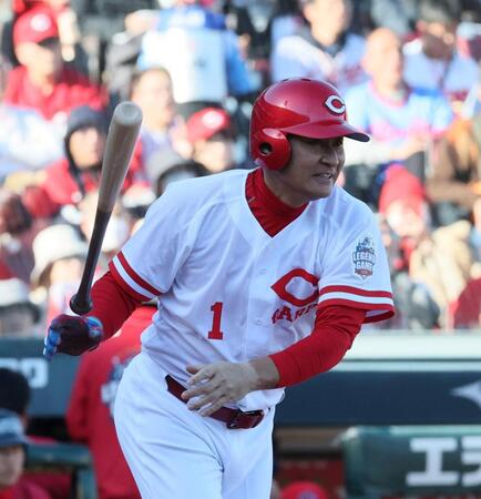 　３回、鋭い打球を放つ前田智徳氏（撮影・市尻達拡）