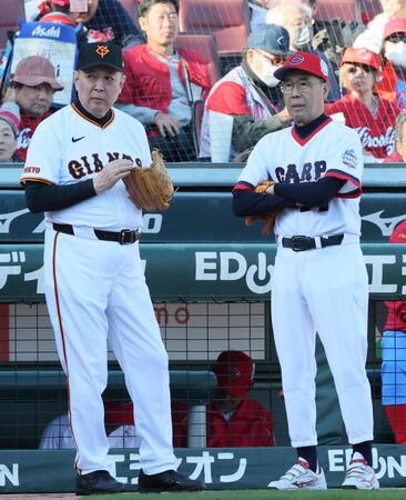 　夢のレジェンド対決前、話をする広島ＯＢ・外木場義郎氏と巨人ＯＢ・江川卓氏（撮影・市尻達拡）